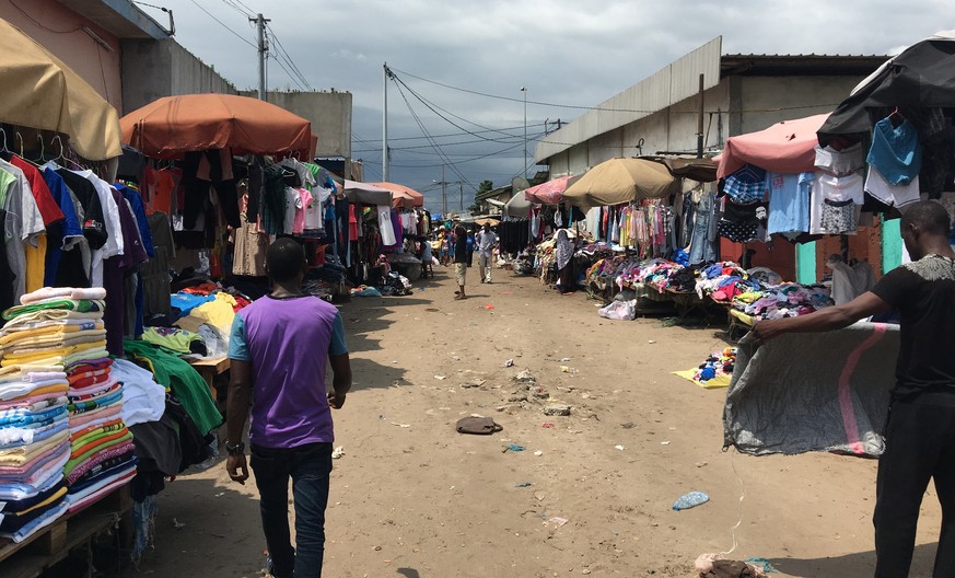 Der tägliche Kleidermarkt in Port-Gentil.
