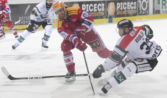 Jared Aulin von Rapperswil, links, gegen Anthony Rouiller von Olten, im dritten Playoff-Finalspiel der Eishockey Swiss League zwischen den SC Rapperswil-Jona Lakers und dem EHC Olten, am Ostermontag,  ...