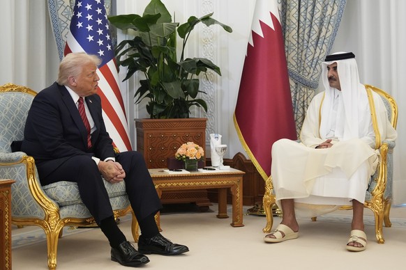 President Donald Trump and Qatar&#039;s Emir Sheikh Tamim bin Hamad Al Thani meet at the Amiri Diwan in Doha, Qatar, Wednesday, May 14, 2025. (AP Photo/Alex Brandon)
APTOPIX Trump Mideast