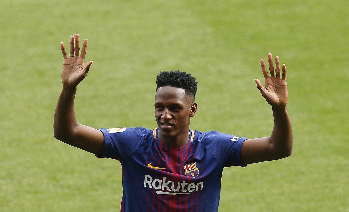 Barcelona's new signing Colombia's Yerry Mina gestures during his official presentation at the Camp Nou stadium in Barcelona, Spain, Saturday, Jan. 13, 2018. Mina took off his shoes and sock ...