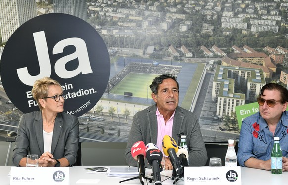 Das ProKomitee fuer ein neues Fussballstadion in Zuerich mit der Zuercher Alt- Regierungsraetin Rita Fuhrer, links, Medienpionier Roger Schawinski, Mitte, und Schauspieler Beat Schalter, rechts, an ei ...