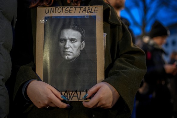 16.02.2024, Berlin: Demonstranten versammeln sich nach dem Tod von Alexej Nawalny mit Schildern vor der russischen Botschaft. Der russische OppositionsfÃ¼hrer ist in einem russischen GefÃ¤ngnis gestor ...