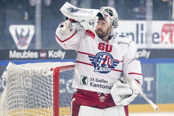 Torhueter Melvin Nyffeler (SCRJ) kuehlt sich mit Wasser ab, im funften Playoff-Viertelfinalspiel der National League zwischen dem HC Fribourg Gotteron und SC Rapperswil-Jona Lakers, am Samstag, 28. Ma ...