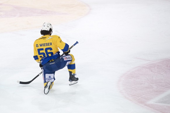 Der Davoser Dino Wieser beim fuenften Eishockey Playoff Halbfinalspiel der National League A zwischen dem EV Zug und dem HC Davos am Donnerstag, 30. Maerz 2017, in Zug. (KEYSTONE/Urs Flueeler)