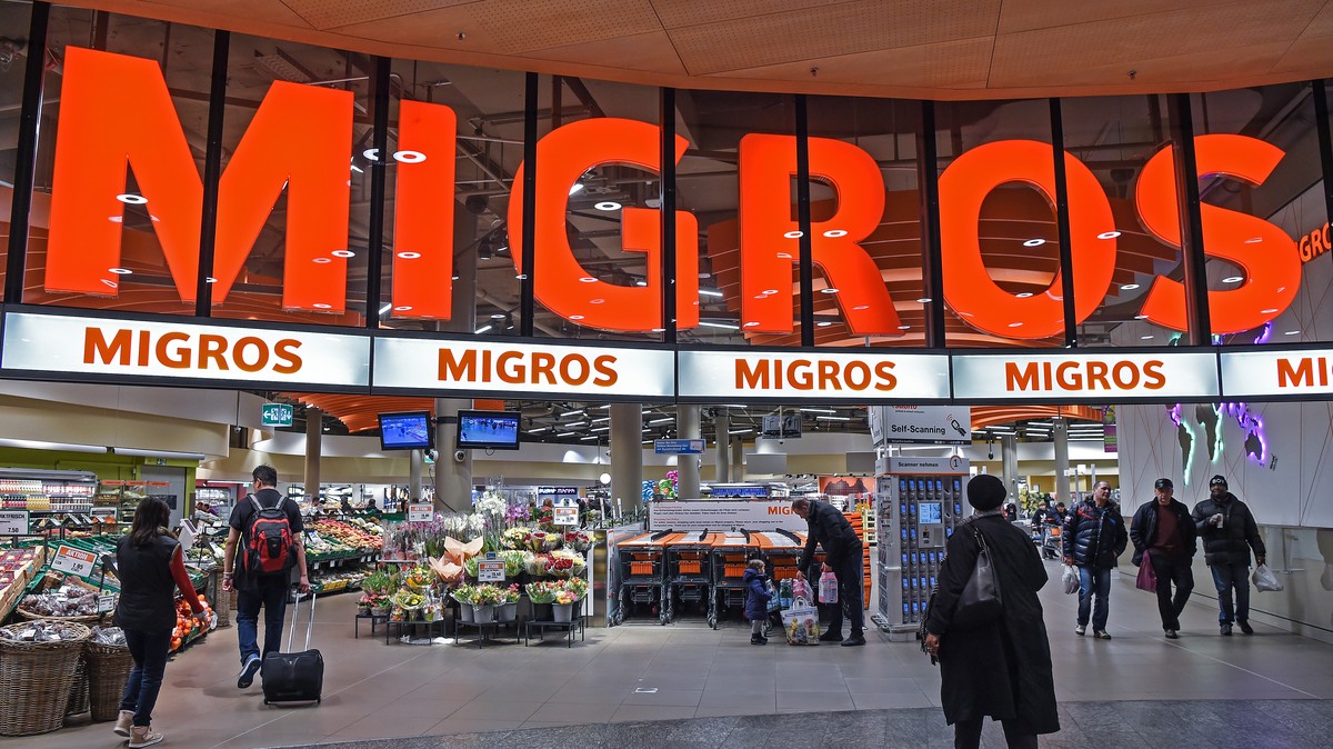 ARCHIVBILD ZUM UMSATZ DER MIGROS IM GESCHAEFTSJAHR 2021, AM DIENSTAG, 18. JANUAR 2022 - Das Migros Logo beim Ladeneingang, fotografiert am Samstag, 17. Februar 2018, am Flughafen Zuerich. (KEYSTONE/Me ...