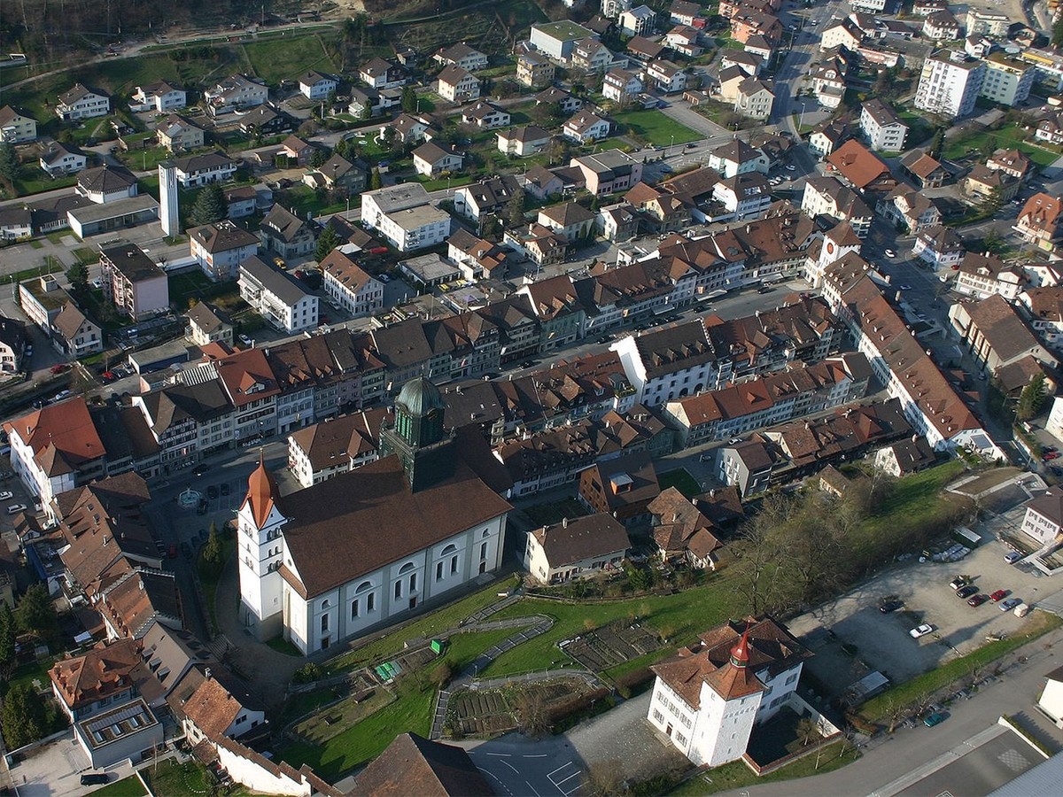 Türme und Mauern grenzen mittelalterliche Städte nach aussen ab. Im Innern bewirken geschlossene Häuserzeilen, dass aus Gassen und Plätzen stimmungsvolle Räume werden. Beispiel Willisau, Aufnahme vor  ...