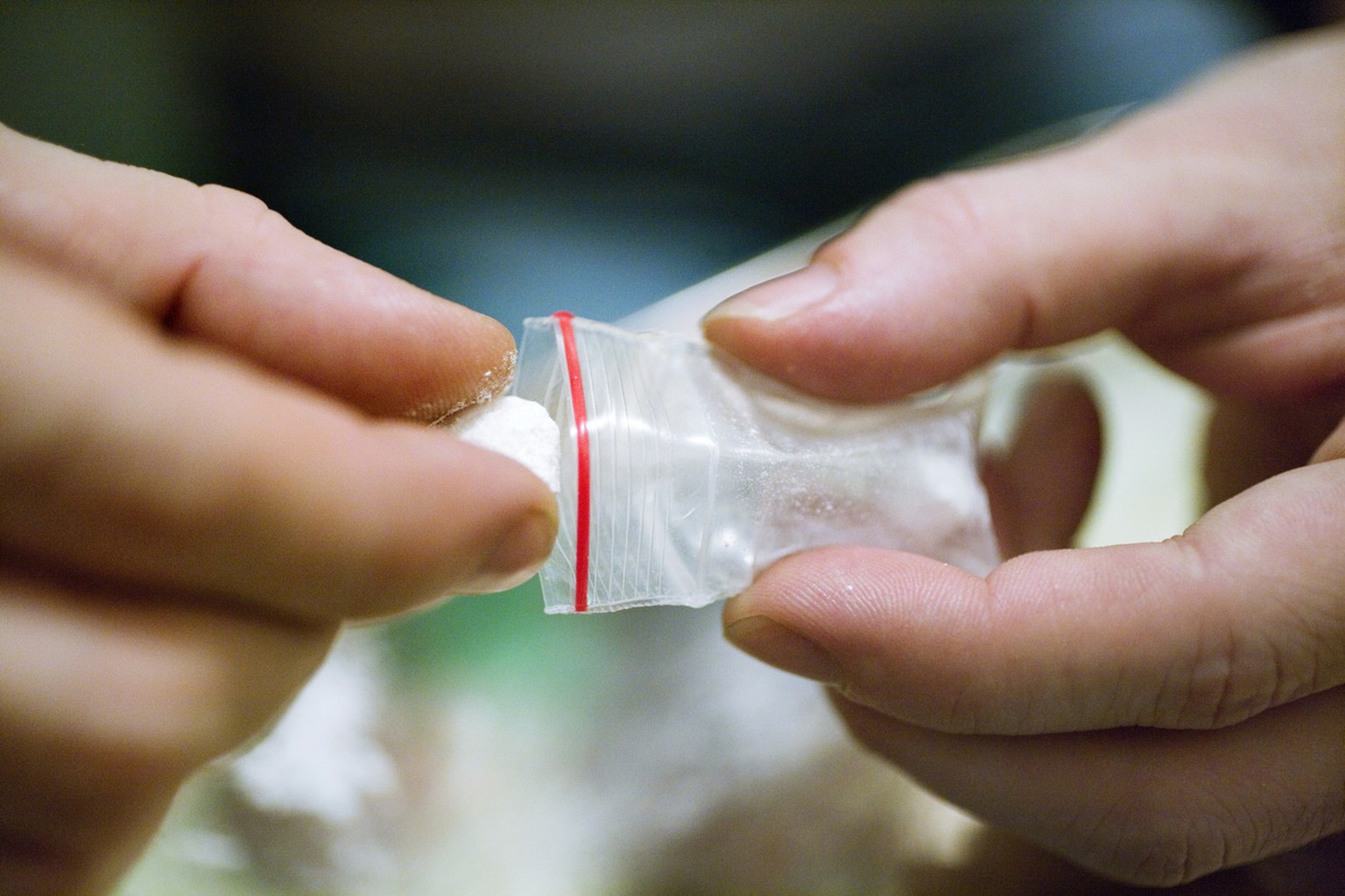 [gestellte Aufnahme] Ein Mann konsumiert am 11. November 2006 Kokain in einer Privatwohnung in Zuerich. (KEYSTONE/Martin Ruetschi) === , ===

[posed picture] A man is consuming cocaine in a private ap ...