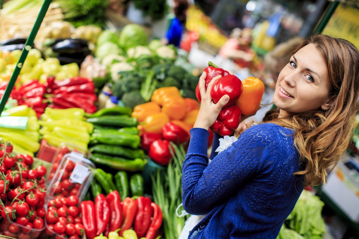 lebensmittel gemüse peperoni markt frau shutterstock