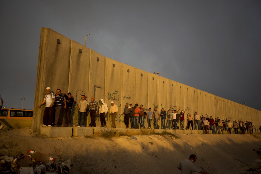 Palästinenser auf dem Weg in die al-Aqsa-Moschee in Jerusalem. Sie müssen erst den Qalandia-Checkpoint passieren.