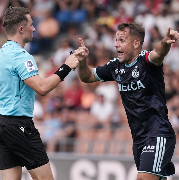 Amir Abrashi (GC), rechts, in einer Diskussion mit Schiedsrichter Logan Berchier im Fussball Super League Spiel zwischen dem FC Vaduz (FCV) und dem Grasshopper Club Zuerich (GC), am Sonntag, 30. Augus ...
