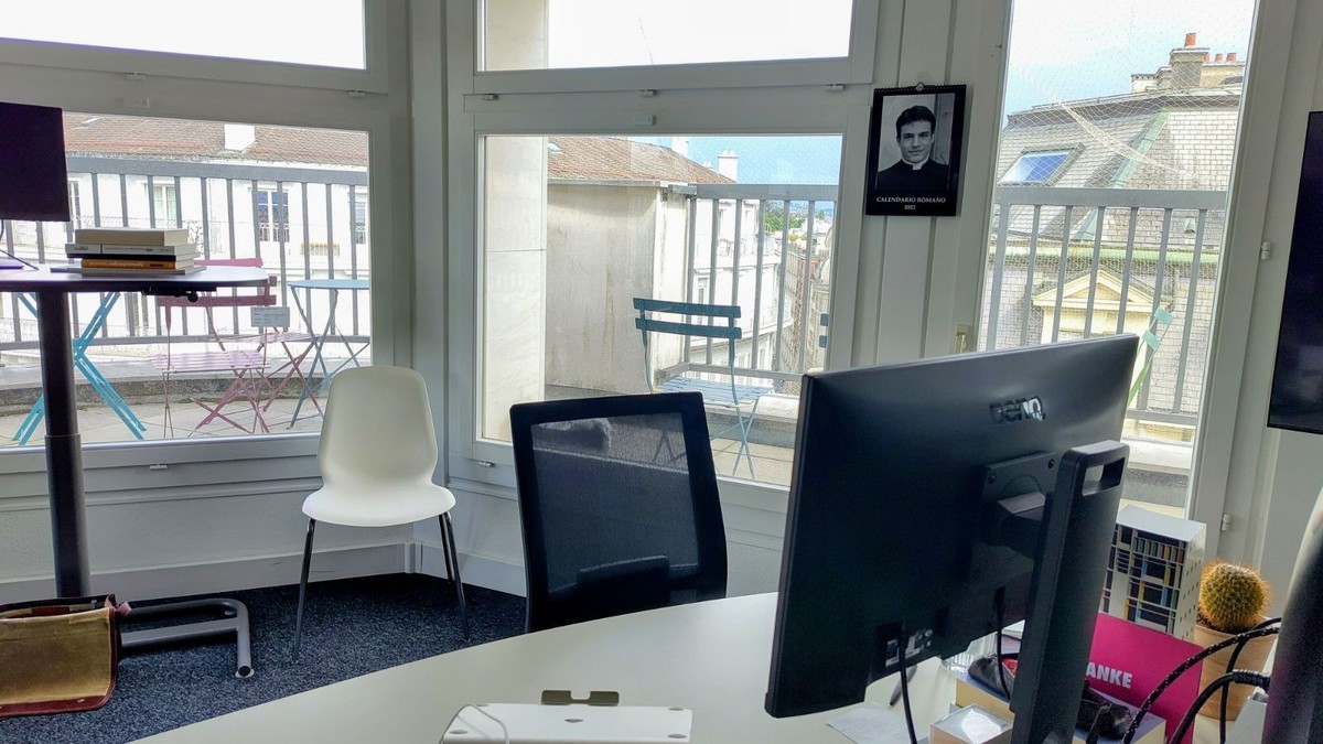 Le camlendrier des prêtres sexy trône fièrement dans les bureaux de watson.