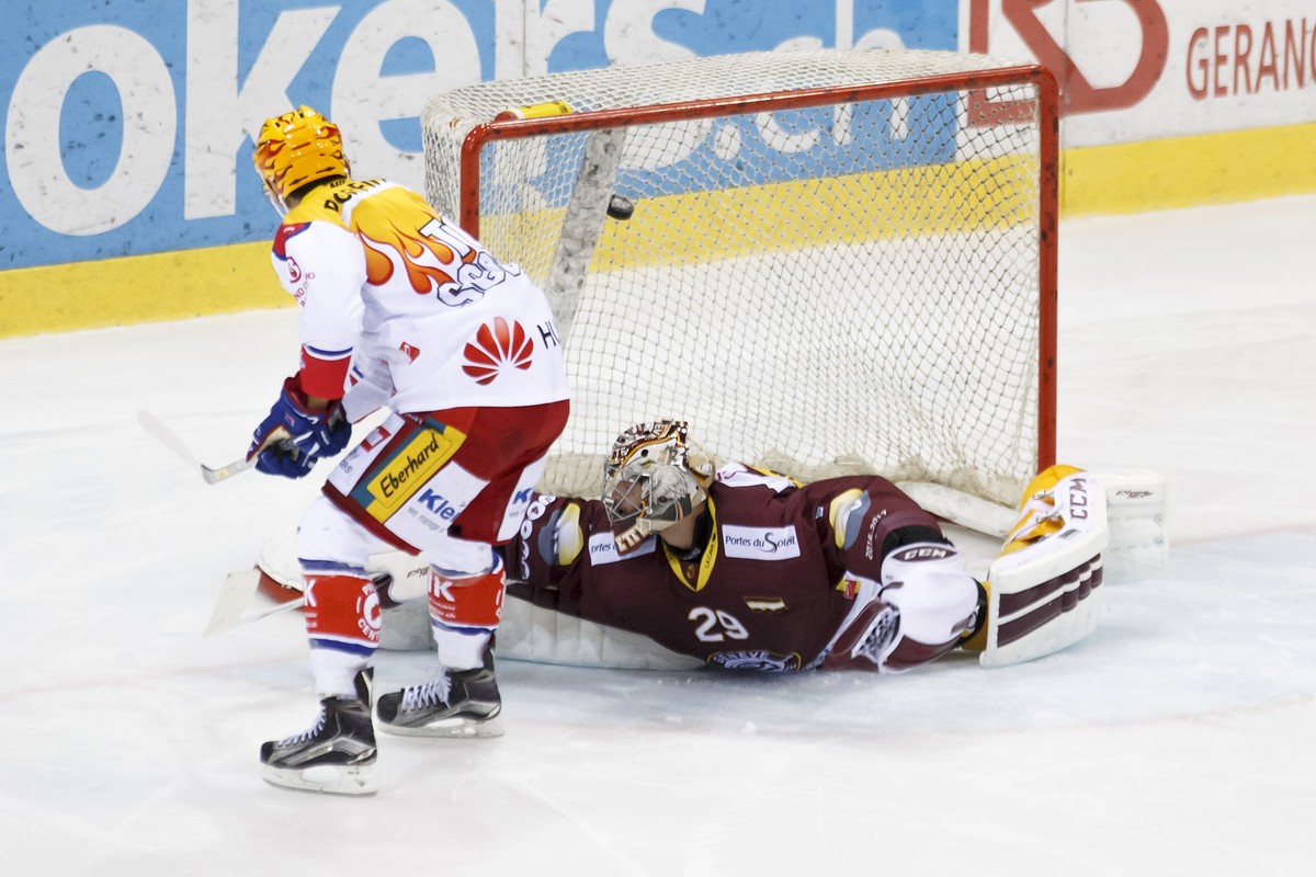 Kloten's forward Vincent Praplan, left, scores a goal against Geneve-Servette's goaltender Robert Mayer, right, during the shootout session at of the game of National League A (NLA) Swiss Ch ...