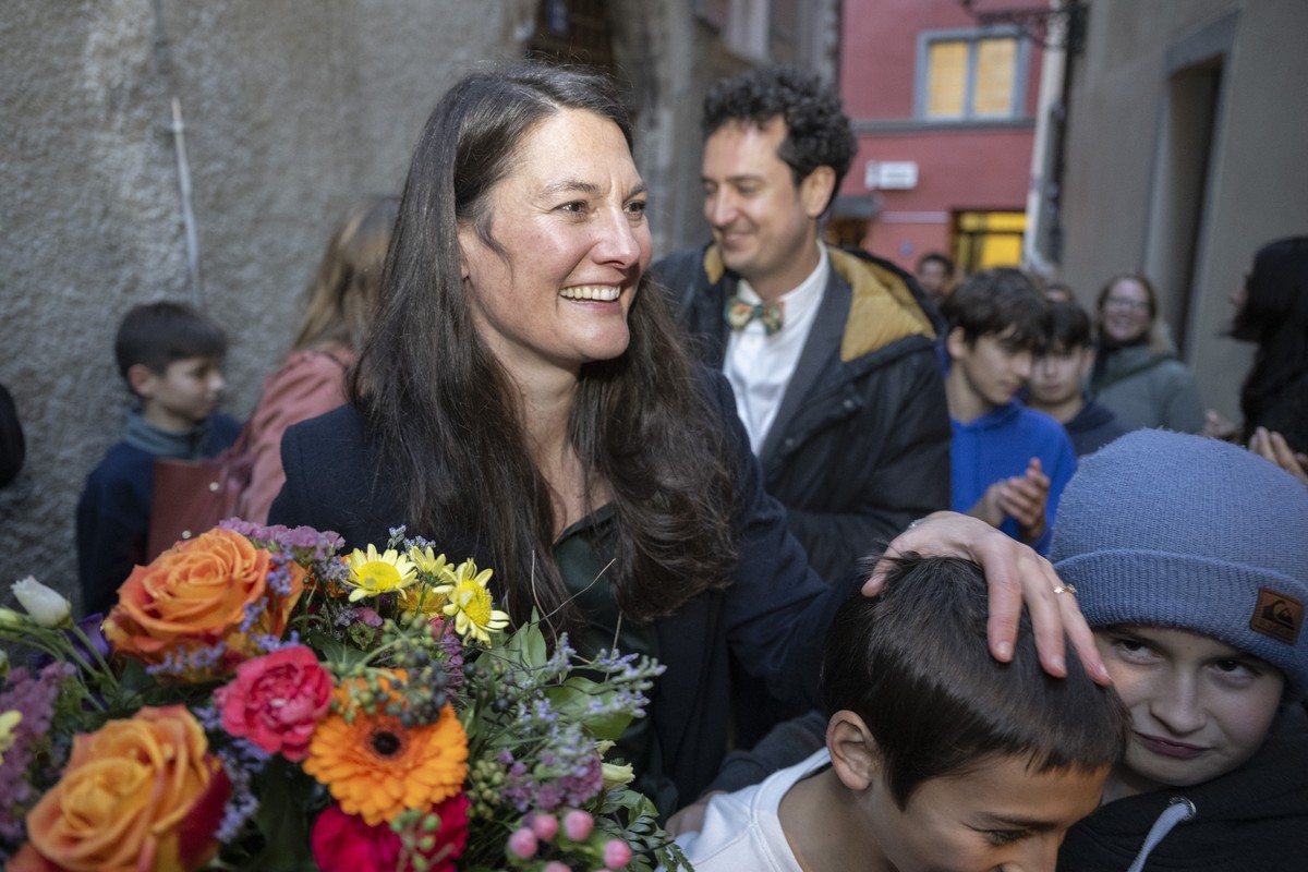 Staenderatskandidatin Tiana Angelina Moser, GLP, freut sich ueber ihren Wahlsieg nach dem zweiten Wahlgang fuer den zweiten Staenderatssitz, aufgenommen am Sonntag, 19. November 2023 im Cabaret Voltai ...