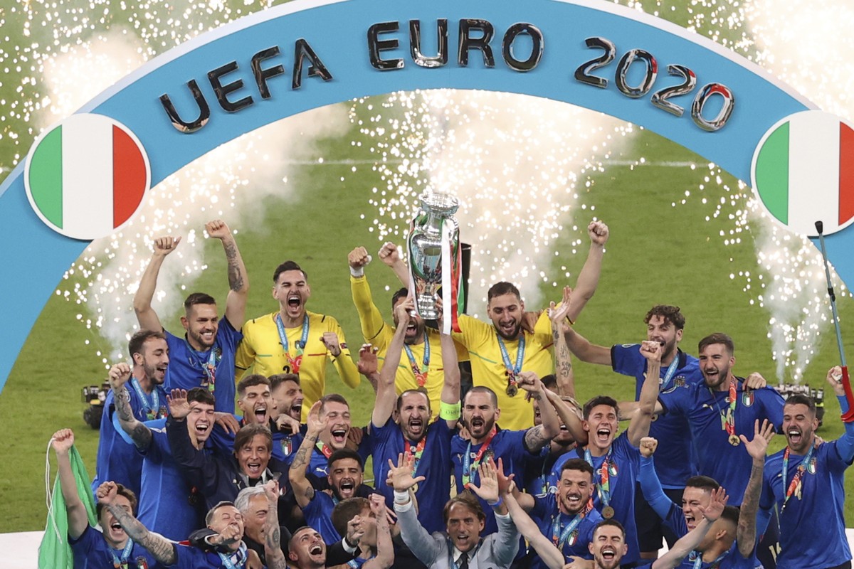 Italian team celebrates with the trophy after the Euro 2020 soccer final match between England and Italy at Wembley stadium in London, Sunday, July 11, 2021. (Catherine Ivill/Pool via AP)
