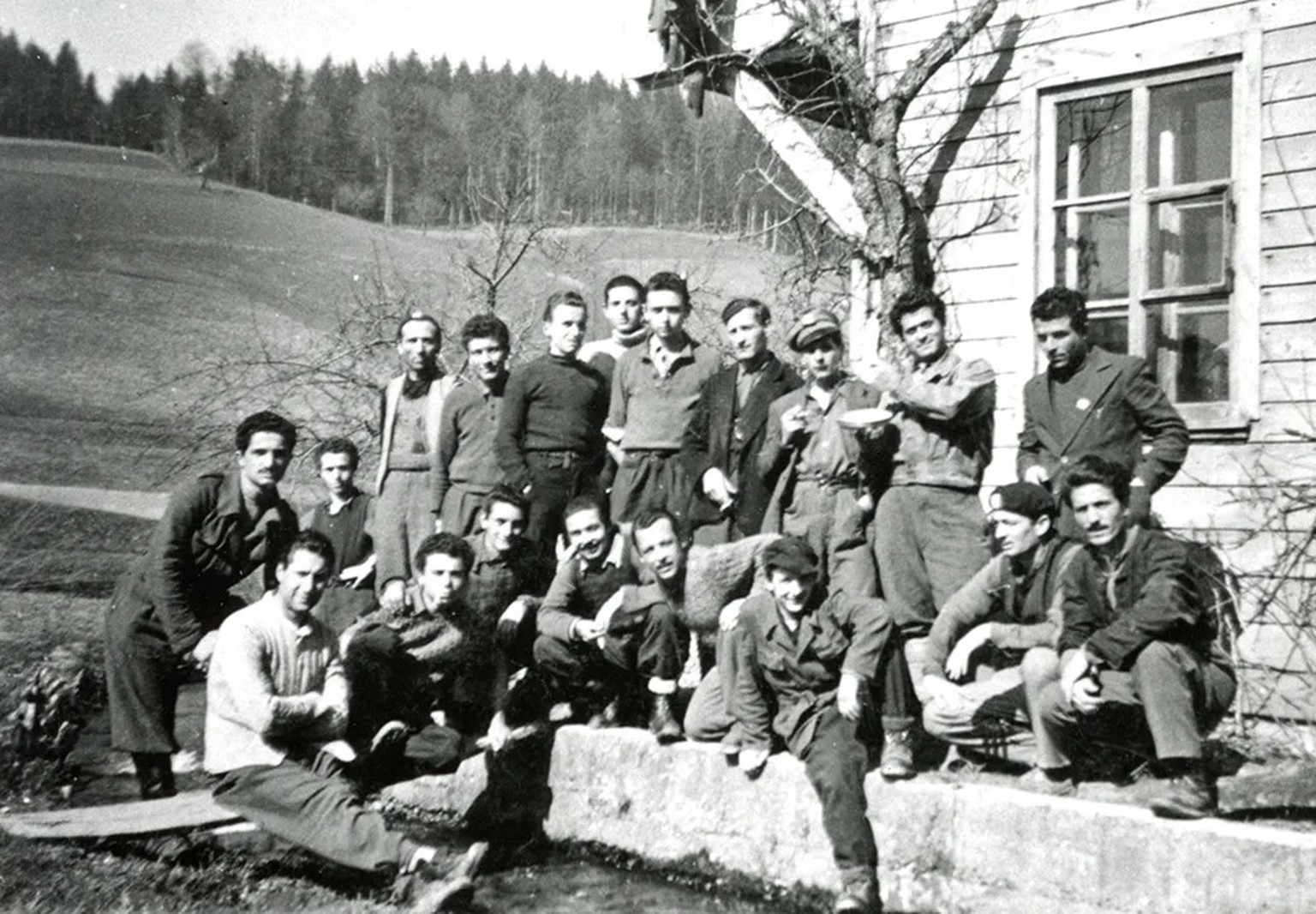Partisanen der Division Valdossola im Internierungslager Kleindietwil im Kanton Bern, Frühling 1945.