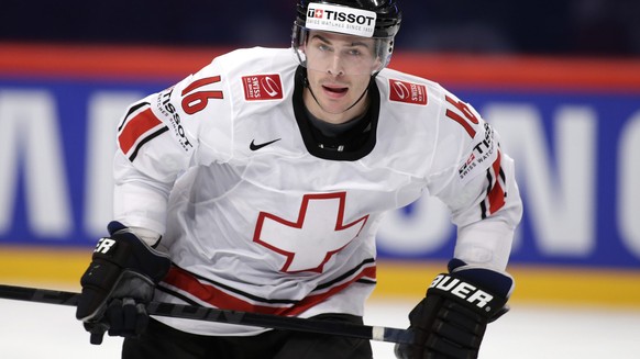 ARCHIV --- ZUM WECHSEL ENDE SAISON VON RAPHAEL DIAZ ZUM EV ZUG STELLEN WIR IHNEN FOLGENDES BILD ZUR VERFUEGUNG --- Switzerland&#039;s Raphael Diaz in action, during the IIHF Ice Hockey World Champions ...