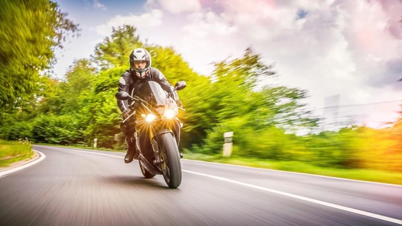 Motorradfahrer Symbolbild Rasen Motorrad Geschwindigkeit