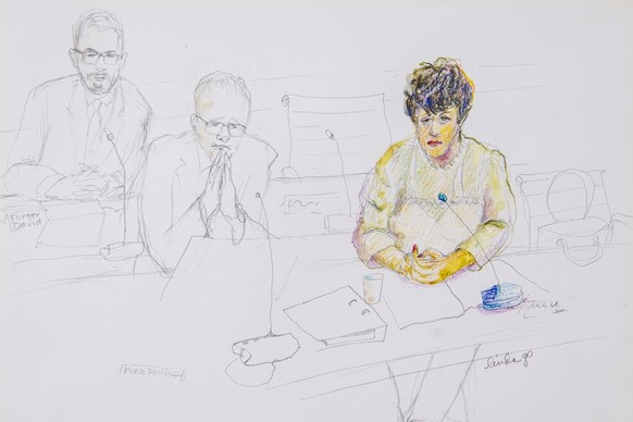 GERICHTSZEICHNUNG - Die Mutter eines zum Islam konvertierten Genfers im Bundesstrafgericht in Bellinzona am Montag, 19. August 2024. Die Strafkammer des Bundesstrafgerichts hat mit der Befragung der M ...