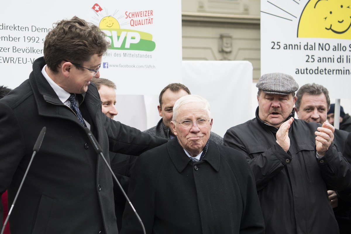SVP-Nationalrat und Parteipraesident Albert Roesti, BE, Alt-Bundesrat Christoph Blocher und Nationalrate Felix Mueri, LU, von links, anlaesslich einem Anlass am Mittwoch, 6. Dezember 2017, in Bern. Vo ...
