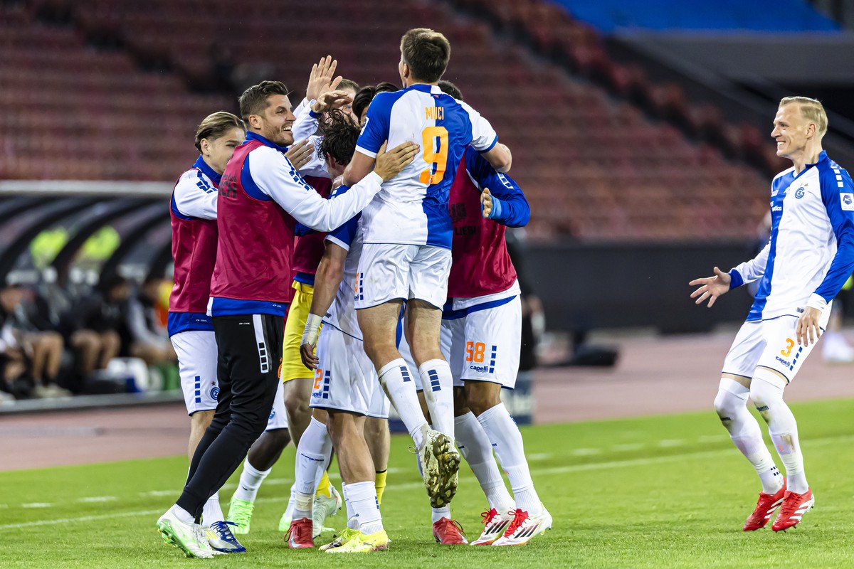 GC Spieler jubeln nach dem Tor zum 3:0 durch Dirk Abels (GC) (Mitte) im Fussball Meisterschaftsspiel der Super League zwischen dem Grasshopper Club Zuerich und dem Yverdon Sport FC im Letzigrund Stadi ...