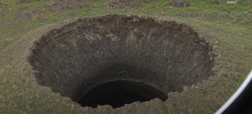 Der neue 50 Meter tiefe Krater mitten im Niemandsland der Jamal-Halbinsel.
