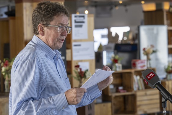 Bundesrat Albert Roesti spricht mit Medienschaffenden an einem Sommergespraech, am Dienstag 8. Juli 2025, auf dem Le Moleson. (KEYSTONE/Peter Schneider)