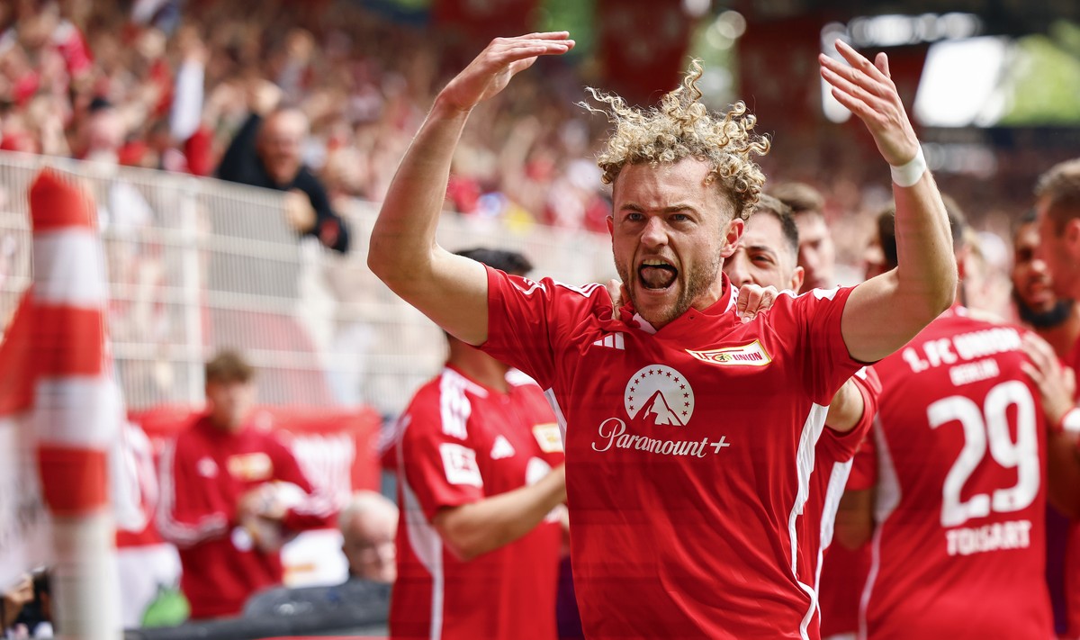 epa11350663 Union's Benedict Hollerbach celebrates after scoring during the German Bundesliga soccer match between 1. FC Union Berlin and SC Freiburg in Berlin, Germany, 18 May 2024. EPA/HANNIBAL ...