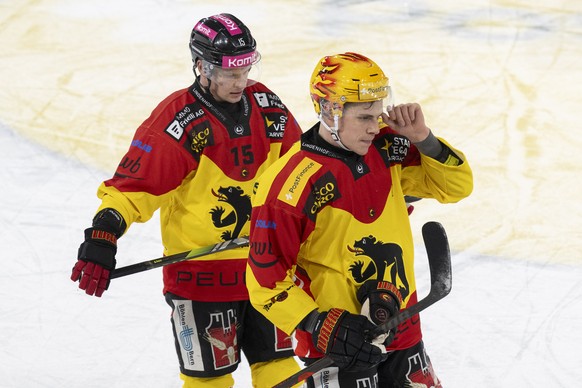 PostFinance Top Scorer Waltteri Merelae (SCB), rechts, und Miro Aaltonen (SCB) sind enttaeuscht im Eishockey Spiel der National League zwischen dem SC Bern und Genf Servette HC, am Samstag, 3. Januar  ...