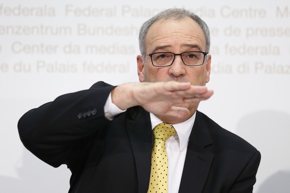 Bundesrat Guy Parmelin spricht waehrend einer Medienkonferenz ueber die Unterstuetzung der Olympiakandidatur Sion 2026, am Mittwoch, 18. Oktober 2017 in Bern. (KEYSTONE/Peter Klaunzer)