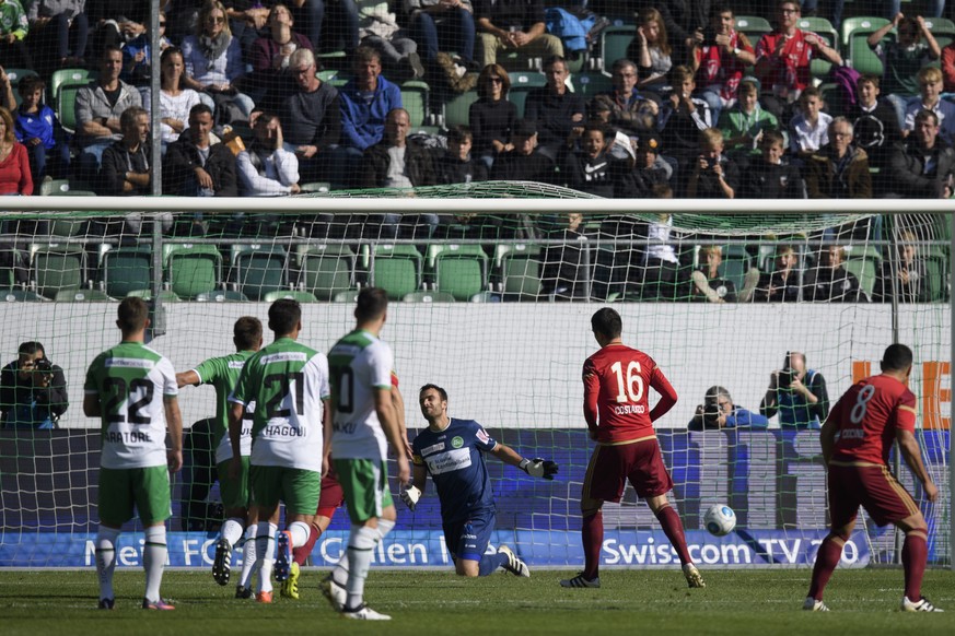 Vaduz&#039; Moreno Constanzo, Mitte, trifft zum 0-1 gegen St. Gallens Goalie Daniel Lopar, im Fussball Super League Spiel zwischen dem FC St. Gallen und dem FC Vaduz, am Sonntag, 16. Oktober 2016, im  ...