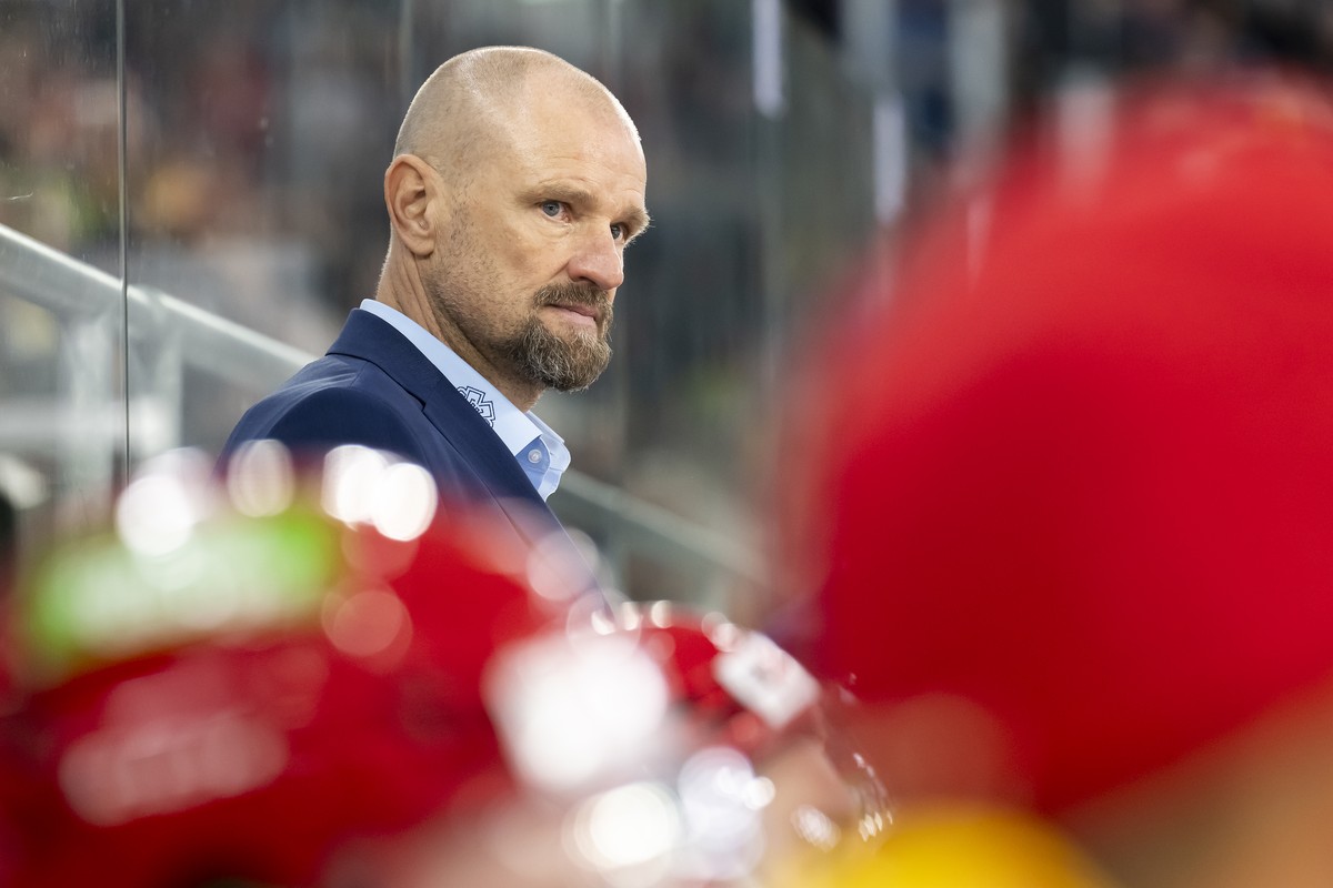 Biels Head Coach Petri Matikainen reagiert beim Eishockey Meisterschaftsspiel der National League zwischen dem EHC Biel und den ZSC Lions, am Dienstag, 24. Oktober 2023, in der Tissot Arena in Biel. ( ...