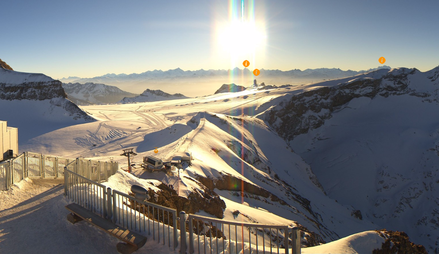 Die Gletschergebiete profitieren, wenn der Schnee in tieferen Regionen ausbleibt. Hier im Bild das Gebiet&nbsp;Glacier 3000.