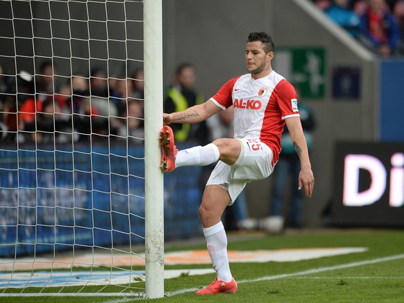 Ein Kick in jeden Pfosten und der Sprung an die Latte. 21.02.2015; Augsburg; Fussball Bundesliga - FC Augsburg - Bayer 04 Leverkusen; Raul Bobadilla (Augsburg) tritt wuetend an den Pfosten (Sebastian Widmann/Witters/freshfocus)