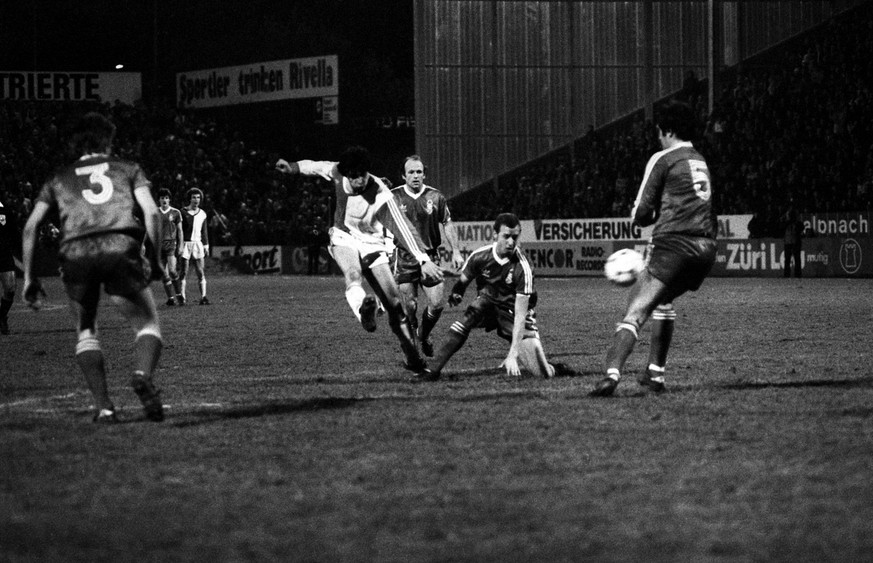 GC-Spieler Raimondo Ponte setzt sich gegen die Nottingham-Verteidigung durch und schiesst aufs Tor. Die Grasshoppers spielen am 21. Maerz 1979 im Hardturm-Stadion in Zuerich gegen Nottingham Forest im ...