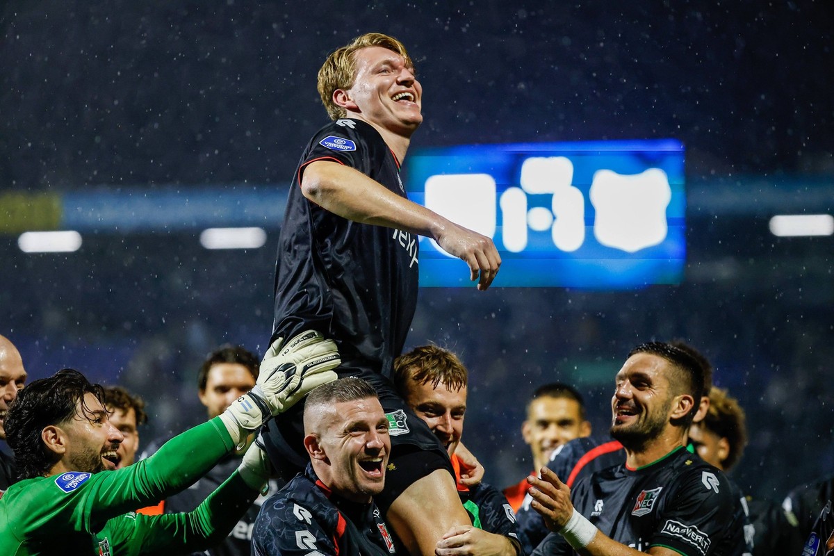 ZWOLLE - Perr Schuurs of NEC Nijmegen is carried on shoulders after a 1-3 victory during the Dutch Eredivisie match between PEC Zwolle and NEC Nijmegen at the MAC3Park stadium on August 29, 2026, in Z ...