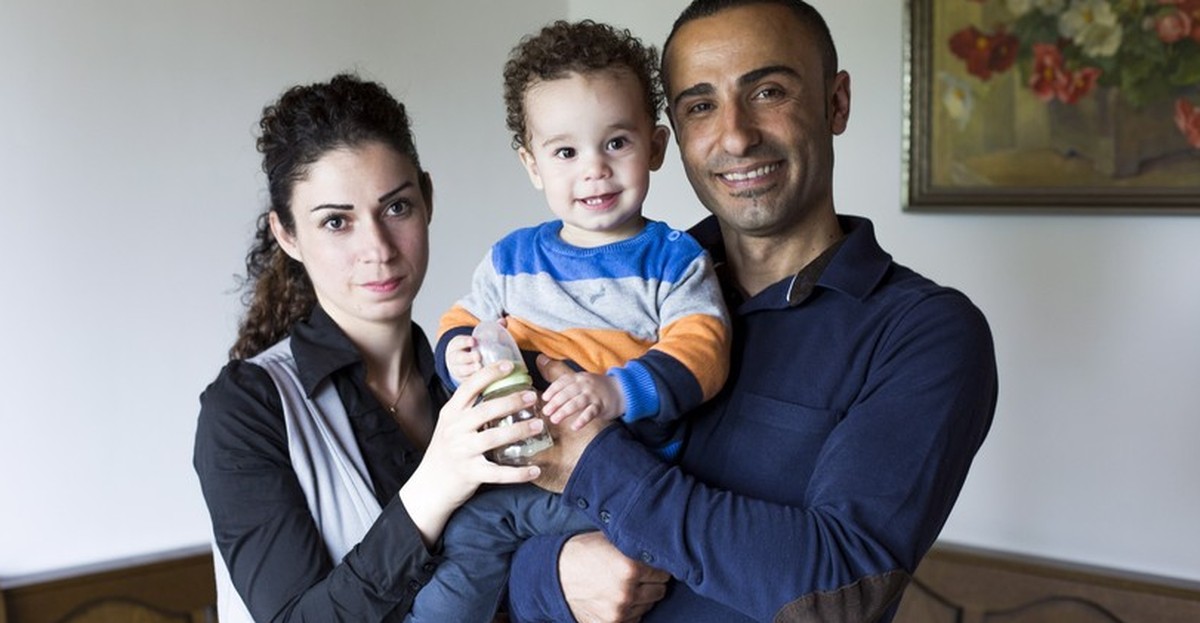 Mernad Ablahad und Milad Kourie mit ihrem vierzehn Monate alten Sohn Elias.