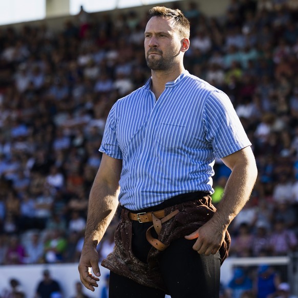 Kilian Wenger vor seinem ersten Gang gegen Patrick Raebmatter, beim Berner Kantonalen Schwingfest, am Sonntag, 17. Juli 2022 in der Stockhorn Arena in Thun. (KEYSTONE/Peter Klaunzer)