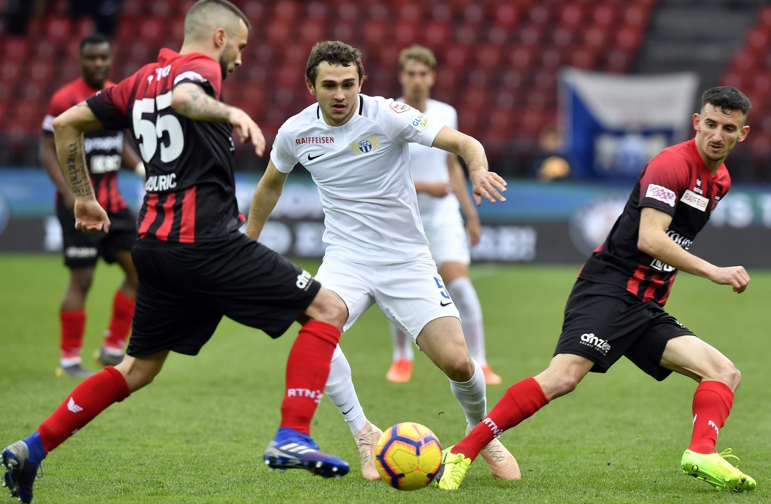 Der Zuercher Levan Kharabadze, rechts, gegen den Neuenburger Igor Djuric, links, beim Fussballspiel der Super League FC Zuerich gegen Neuchatel Xamax im Stadion Letzigrund in Zuerich am Sonntag, 17. M ...