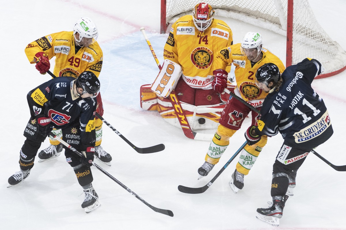 Gotterons Killian Mottet, links, und Lukas Lhotak, rechts, bedraengen das Langnauer Tor mit von links, Ben Maxwell, Torhueter Ivars Punnenovs und Federico Lardi, beim Eishockey Meisterschaftsspiel der ...