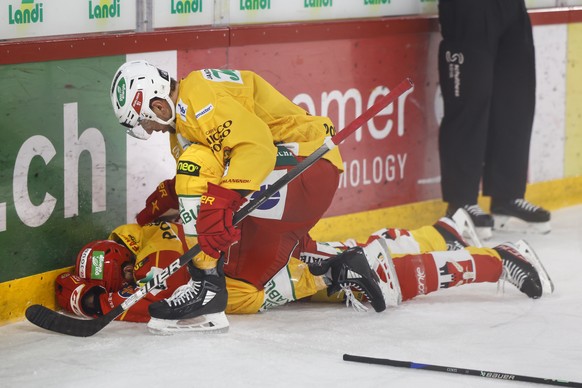 Biels Luca Cunti, unten, liegt nach einem Foul von Langnaus Matthias Rossi, oben, auf dem Eis, im Eishockey Meisterschaftsspiel der National League zwischen EHC Biel und SCL Tigers, am Freitag, 27. Ja ...