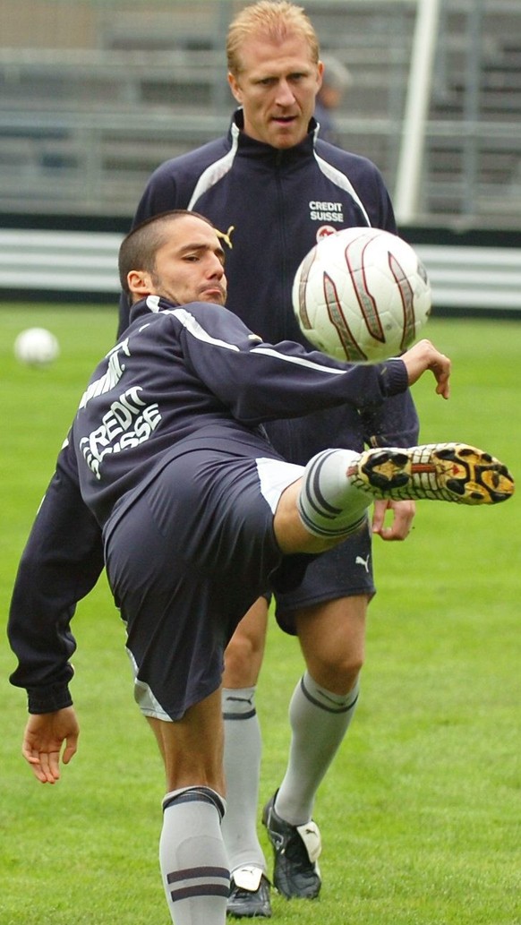 Ricardo Cabanas, vorne, und Stephane Grichting spielen sich am Donnerstag, 6. Oktober 2005, beim Training der Schweizer Fussball Nationalmannschaft im Zuercher Hardturm Stadion den Ball zu. Die Schwei ...