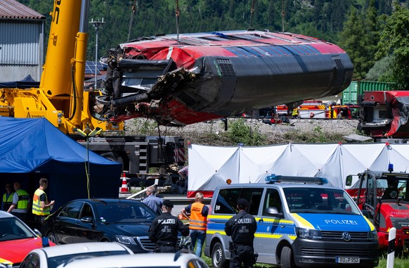 04.06.2022, Bayern, Garmisch-Partenkirchen: Die Rettungskr