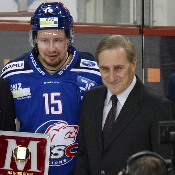 Der Zuercher Mathias Seger, Zweiter links, wird fuer sein 1000. Spiel geehrt, vor dem Eishockey Meisterschaftsspiel der National League A zwischen den ZSC Lions und den Kloten Flyers am Dienstag, 13.  ...