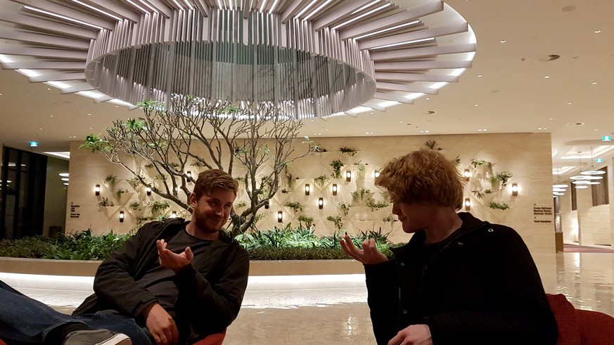 Chris und ich stossen in der Baum-Halle mit unseren imaginären Gläsern auf unseren inexistenten Reichtum an. Prost!