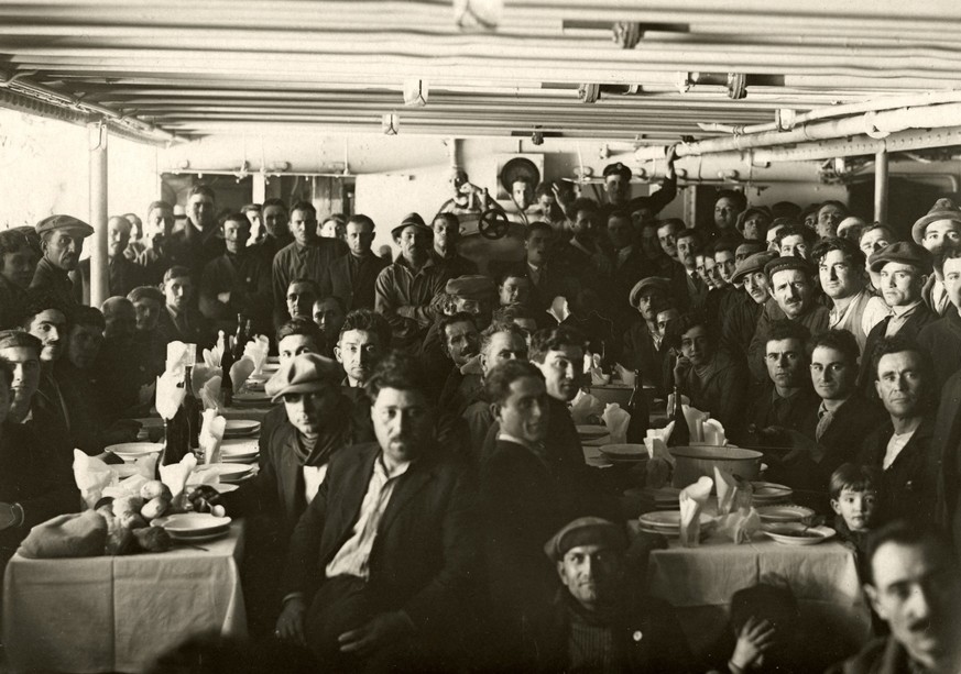 The third-class dining hall of the ocean liner Conte Verde The third-class dining hall of the ocean liner Conte Verde. Copyright: 1068_05_IT-MI0332_TCI000388_01
