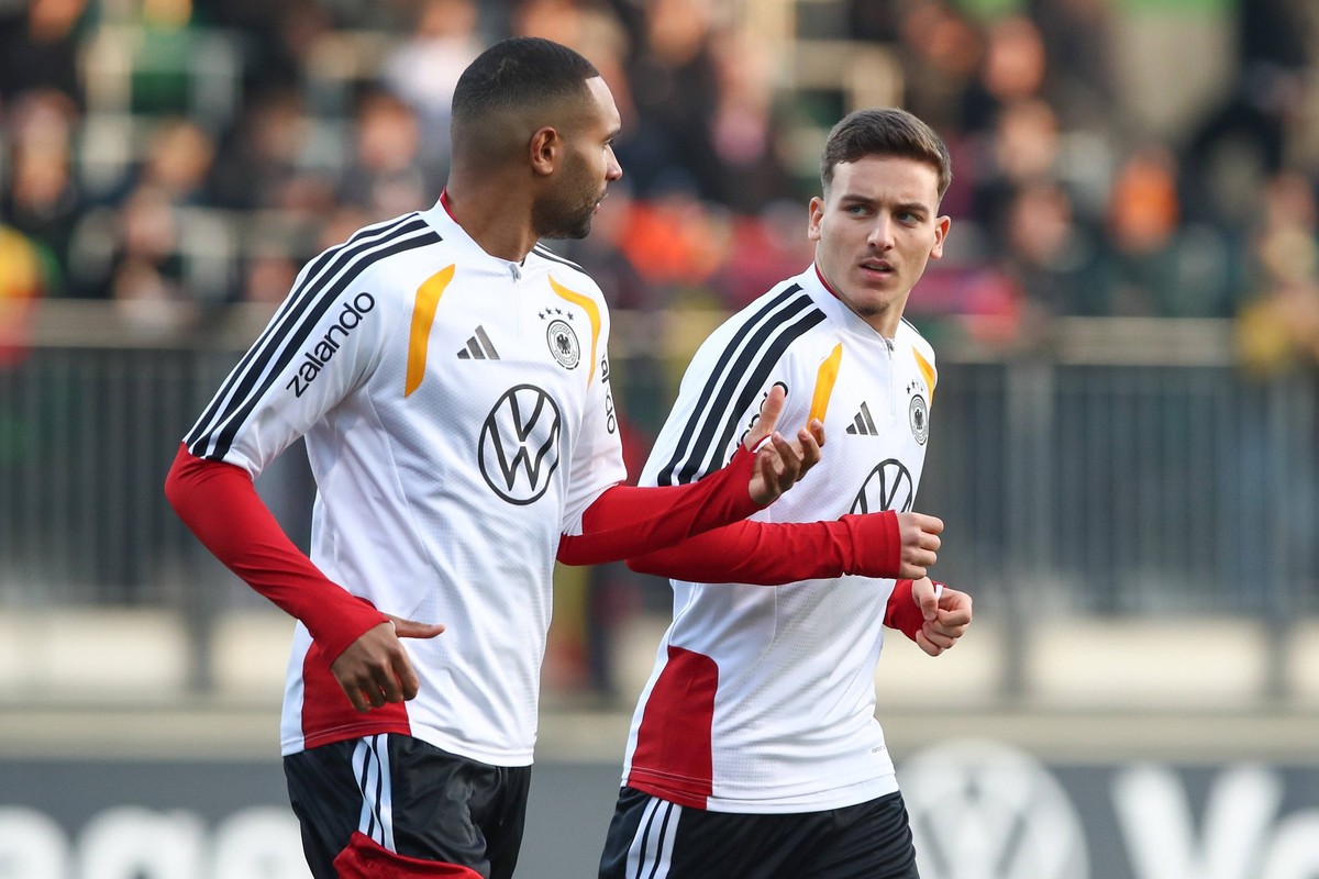 10.11.2025, xtgx, Fussball Nationalmannschaft, �ffentliches Training in Wolfsburg emspor, v.l. Jonathan Tah Deutschland, Said El Mala Deutschland DFL/DFB REGULATIONS PROHIBIT ANY USE OF PHOTOGRAPHS as ...