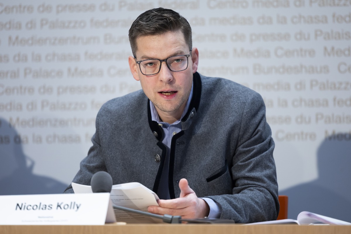 Nicolas Kolly, Nationalrat SVP-FR, spricht waehrend einer Medienkonferenz des Komitees der Volksinitiative "Ja zu einer unabhaengigen, freien Schweizer Waehrung mit Muenzen oder Banknoten (Bargel ...