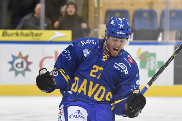 Magnus Nygren von Davos freut sich ueber seinen Treffer zum 3-0, beim Eishockey-Qualifikationsspiel der National League zwischen dem HC Davos und dem Geneve-Servette HC am Dienstag, 12. September 2017 ...