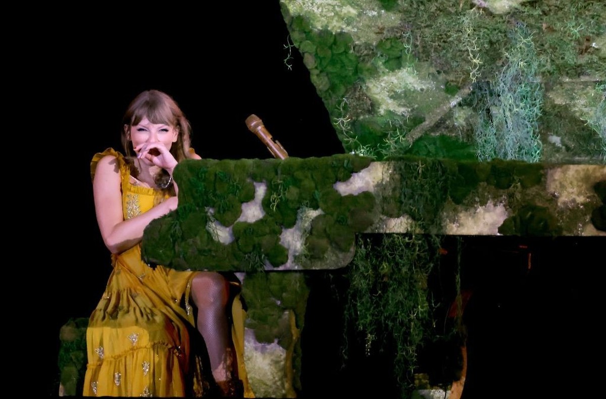 INGLEWOOD, CALIFORNIA - AUGUST 09: EDITORIAL USE ONLY. Taylor Swift performs onstage during "Taylor Swift | The Eras Tour" at SoFi Stadium on August 09, 2023 in Inglewood, California. (Photo ...