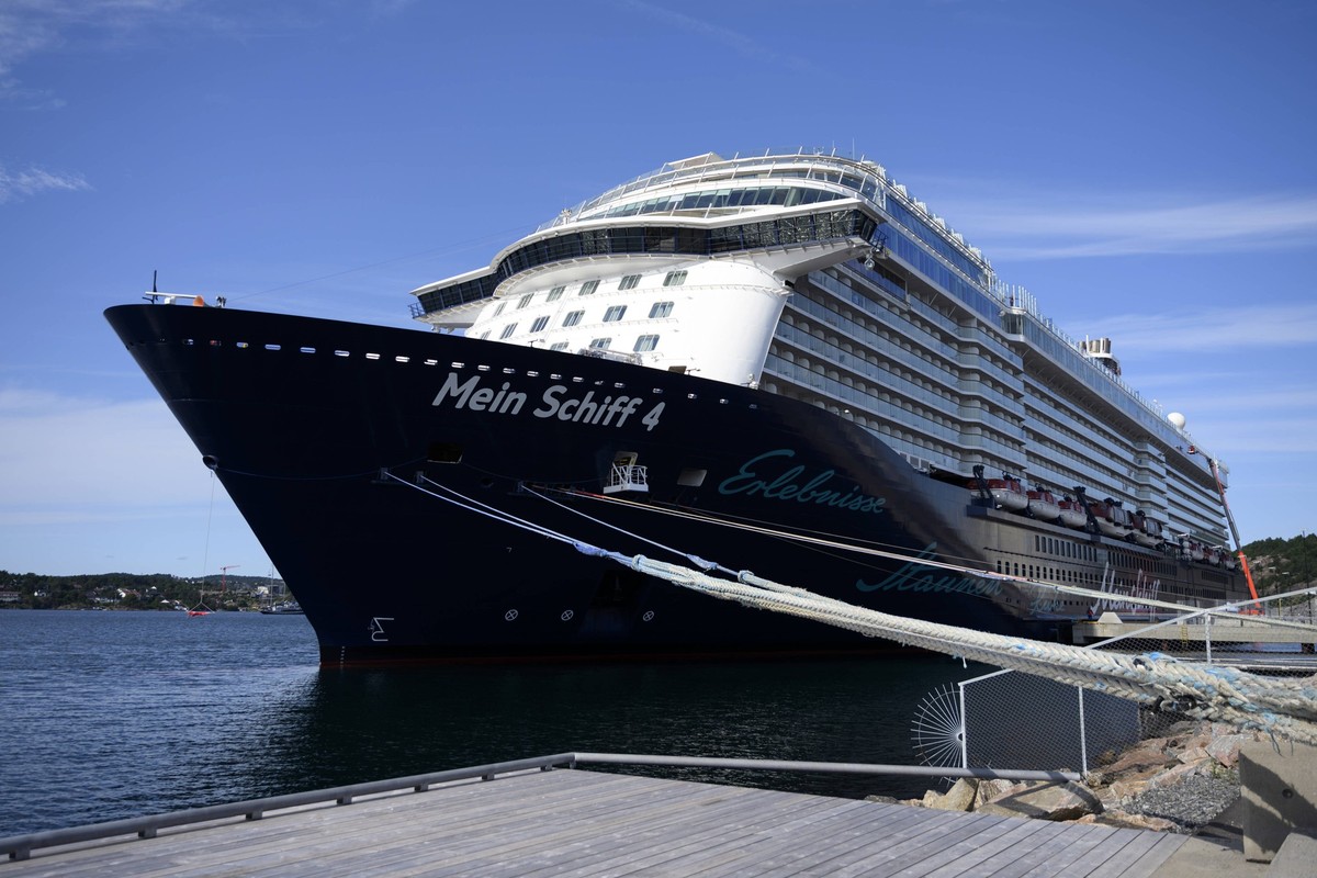 Das Kreuzfahrtschiffs Mein Schiff 4 Valletta des Reiseveranstalters TUI im Hafen von Kristiansand Norwegen. Die Kreuzfahrtschiffe der Tui liegen derzeit im Persischen Golf und damit genau im Zielgebie ...